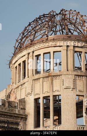 Prise de vue architecturale en gros plan regardant vers le haut de la coupole à cadre en acier exposé du Dôme Genbaku d'Hiroshima, Japon. Banque D'Images