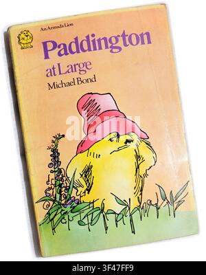 Photographie de Paddington en liberté par Michael Bond, couverture du livre sur fond clair. Mise en scène en studio Banque D'Images