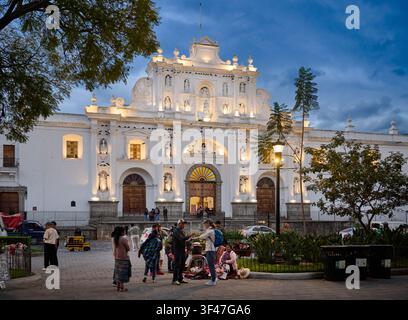 Personnes dans le Parque Central de Antigua et cathédrale illuminée San José, Catedral de San José, Antigua Banque D'Images