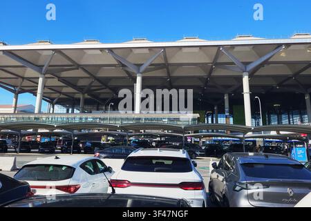 Parking préféré de l'aéroport de Malaga-Costa del Sol (AGP) avec le bâtiment du Terminal 3 en arrière-plan, Andalousie, Espagne. Banque D'Images