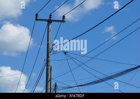 Poteau électrique avec lignes électriques aériennes Banque D'Images