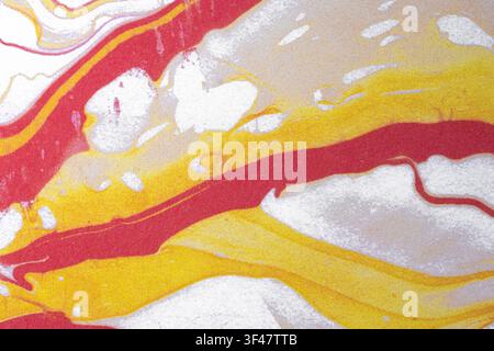 Fond marbré abstrait présentant des motifs de peinture fluide jaune vif, rouge, blanc et beige. Texture artistique fluide vibrante avec des formes organiques. Banque D'Images