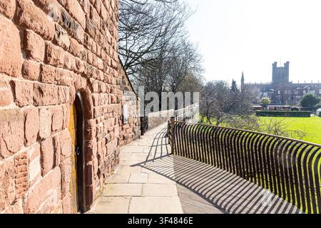 La cathédrale vue depuis la tour Phoenix ou la tour King Charles sur les remparts de la ville (construits à l'origine par les Romains) dans la ville de Chester, Cheshire, Royaume-Uni Banque D'Images