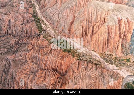 Formation montagneuse érodée colorée à Hornocal, Jujuy, Argentine, montrant des crêtes rocheuses stratifiées et des textures rugueuses dans un fond naturel abstrait Banque D'Images