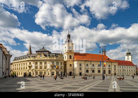 Mairie et église paroissiale catholique de la Sainte-Trinité sur la Grande Place (Piața Mare) à Hermannstadt ou Sibiu, Transylvanie, Roumanie Banque D'Images