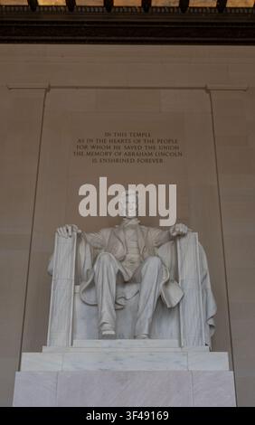Histoire présidentielle : Vue verticale de la statue en marbre d'Abraham Lincoln assis et de l'inscription à l'intérieur de la salle du Lincoln Memorial à Washington, D.C. Banque D'Images