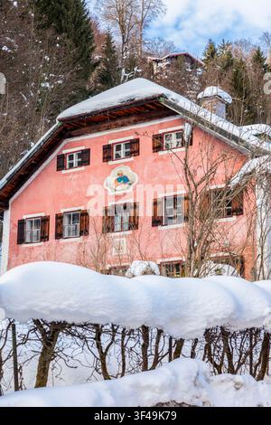 Maison de campagne enneigée près de Berchtesgaden, Haute-Bavière, Bavière, Allemagne Banque D'Images