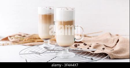 Deux grands verres de latte macchiato stratifié avec de la mousse de lait et des copeaux de chocolat Banque D'Images
