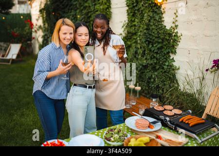 Diverses amies femmes prenant un selfie lors d'une fête barbecue Banque D'Images