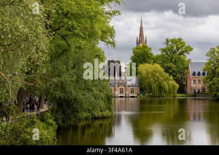 Bruges, en Belgique, vue le 16 mai 2026, est une ville médiévale magnifiquement préservée, réputée pour ses canaux pittoresques, ses rues pavées et son marché historique Banque D'Images
