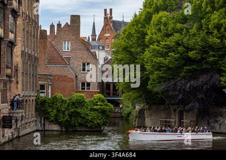 Bruges, en Belgique, vue le 16 mai 2026, est une ville médiévale magnifiquement préservée, réputée pour ses canaux pittoresques, ses rues pavées et son marché historique Banque D'Images