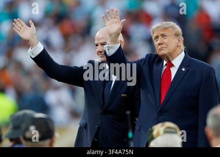 Gianni Infantino Président de la FIFA et Donald Trump Président des États-Unis lors de la présentation après la finale de la Coupe du Monde de la FIFA 2026 entre l'Espagne et l'Argentine au New York New Jersey Stadium le 19 juillet 2026 à East Rutherford, États-Unis. Banque D'Images