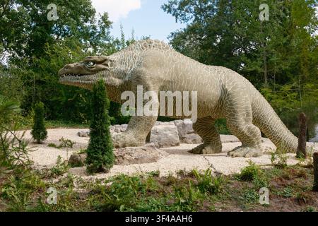 Les sculptures de dinosaures récemment rénovées du Crystal Palace Park, Londres, Royaume-Uni. Montre l'énorme Megalosaurus. Banque D'Images