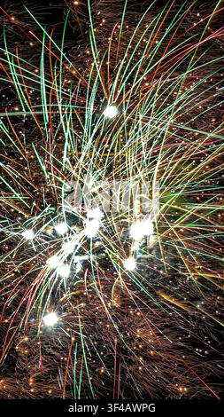 Feux d'artifice colorés éclatant dans le ciel nocturne Banque D'Images