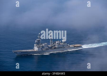 Le navire de test d'autodéfense (SDTS) croise au large de Port Hueneme, en Californie, le 10 juin. Le destroyer de classe Spruance a récemment marqué le 50e Banque D'Images