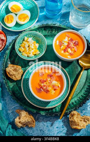Soupe espagnole traditionnelle au gaspacho (Salmorejo) servie avec du jambon et des œufs durs Banque D'Images