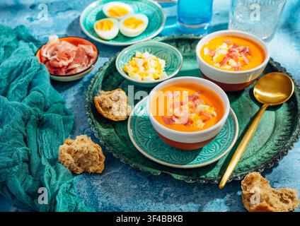 Soupe espagnole traditionnelle au gaspacho (Salmorejo) servie avec du jambon et des œufs durs Banque D'Images
