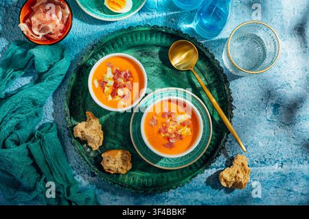 Soupe espagnole traditionnelle au gaspacho (Salmorejo) servie avec du jambon et des œufs durs Banque D'Images