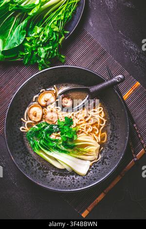 Bol de ramen délicieux avec bok choy et champignons shiitake Banque D'Images
