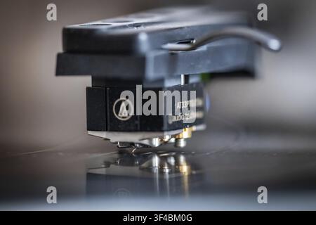 Grossissement d'un lecteur de platine avec bras de tonalité, porte-aiguille, aiguille de balayage, transducteur et boîtier posés sur un disque vinyle, Stuttgart, Bade-Wurtemberg Banque D'Images