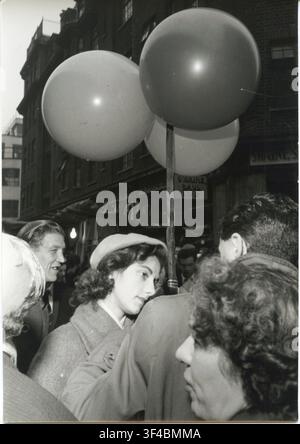 Paris, scène de rue, nostalgie de Paris, jeune femme, personnes dans une rue animée, quelqu'un tenant des ballons colorés, atmosphère vintage de la ville, Nico Jesse Banque D'Images