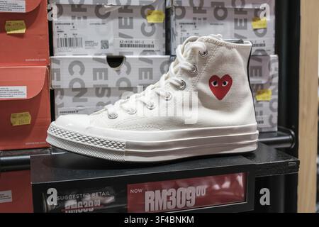 Penang, Malaisie - 16 octobre 2025 : une paire de sneakers montantes Converse blanches est présentée sur fond de boîtes à chaussures de la marque, avec un son Banque D'Images