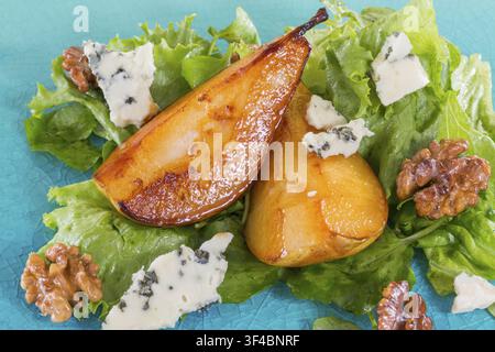 Salade aux poires caramélisées, noix et fromage bleu Banque D'Images