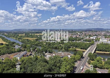 Vue aérienne ensoleillée de la ville fortifiée historique sur la Sarre. L'image montre le cours de la rivière qui serpente à travers des rives verdoyantes, un principal r Banque D'Images