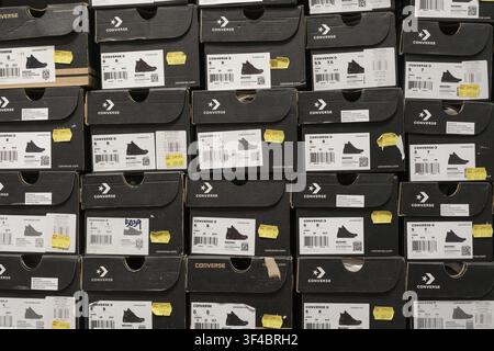 Penang, Malaisie - 16 octobre 2025 : Une présentation de baskets Converse dans des boîtes noires, présentant différentes tailles et étiquettes de prix. Les boîtes sont empilées près Banque D'Images