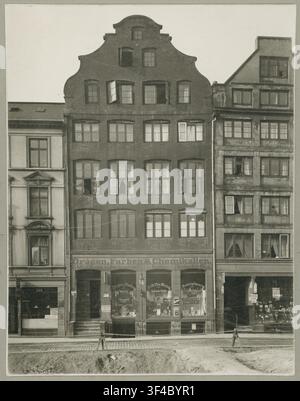 Hambourg, Niedernstrasse 122, Vieille ville, droguerie, maisons de vieille ville décorées avec des magasins au rez-de-chaussée en noir et blanc, vers 1895 Banque D'Images