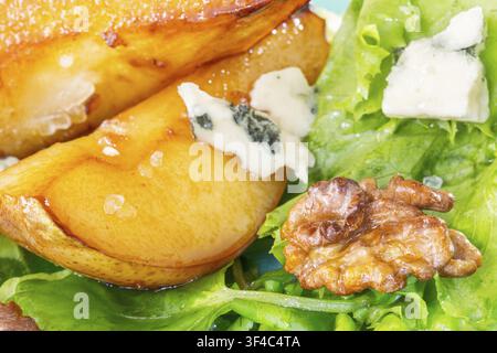 Poires caramélisées, noix et salade de fromage bleu Banque D'Images