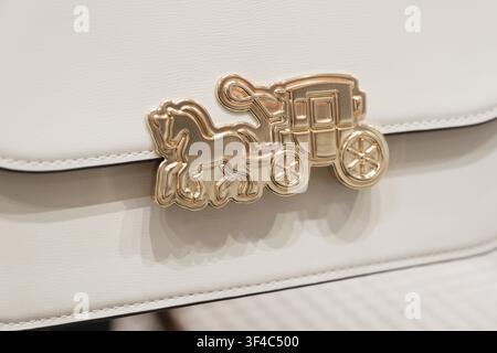Penang, Malaisie – 16 octobre 2025 : Un sac à main de luxe arborant un logo doré d’un cheval et d’une calèche est mis en valeur. Le sac est fabriqué à partir de Banque D'Images