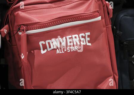 Penang, Malaisie – 16 octobre 2025 : Le sac à dos Converse All Star rouge vif en tissu résistant arbore un logo audacieux et des accents de fermeture éclair, présenté Banque D'Images