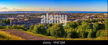 Panorama du coucher de soleil sur les docks d'Édimbourg et de Leith depuis Calton Hill Banque D'Images