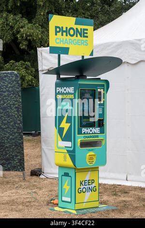 Machine de recharge portable de téléphone LifeSaver pour distribuer des power banks dans les lieux extérieurs (dans ce cas à la RHS Sandringham Flower Show). Banque D'Images