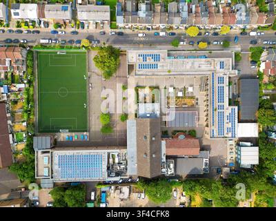 Vue aérienne du complexe scolaire de Peckham comprenant un terrain de football, des panneaux solaires sur les toits et les rues urbaines environnantes à Londres, en Angleterre, Uni Banque D'Images
