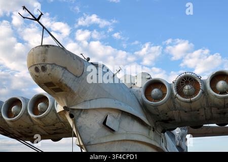 L'ekranoplan de classe LUN soviétique abandonné sur la côte de la mer Caspienne. Dagestan. Russie Banque D'Images