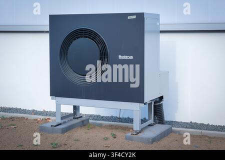 Unité extérieure d'une pompe à chaleur air-eau moderne du fabricant Buderus installée sur une fondation devant un mur de bâtiment. La pompe à chaleur sert de système de chauffage écologique dans le cadre de la rénovation énergétique et de la transition énergétique. *** Unité extérieure d'une pompe à chaleur air-eau moderne du fabricant Buderus installée sur une fondation devant un mur de bâtiment. La pompe à chaleur sert de système de chauffage écologique dans le cadre de la rénovation énergétique et de la transition énergétique. Nordrhein-Westfalen Allemagne, Germany 20260728-DSCF9216 Banque D'Images