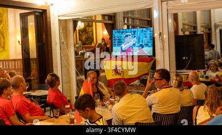Matériel éditorial de supporters de football regardant la finale de la Coupe du Monde de la FIFA 2026 dans un restaurant en plein air à Torrevieja, Espagne, le 19 juillet 2026. Banque D'Images