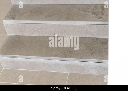 La texture détaillée des escaliers extérieurs en pierre montre une surface granulaire et de légères imperfections, mettant en valeur les qualités des matériaux naturels Banque D'Images