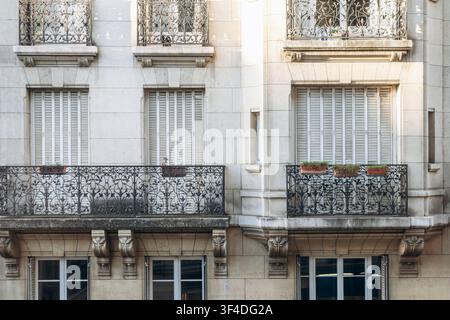 Façade d'un immeuble résidentiel de style Haussmann avec des balcons en fer forgé ornés sur la Rue Saint-Ferdinand dans le 17e arrondissement. Banque D'Images