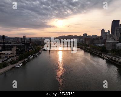 Pittsburgh, Pennsylvanie, États-Unis - 26 juillet 2026 : Vue aérienne de l'horizon de Pittsburgh au coucher du soleil avec la rivière Allegheny et le jaune Robert Banque D'Images