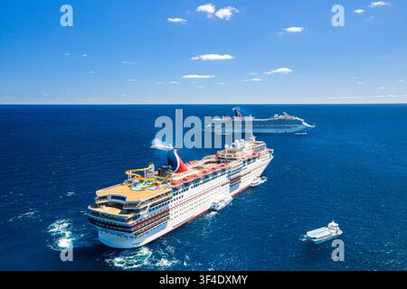 Les îles Berry, Bahamas – 02 mai 2020 : Vue aérienne de deux grands navires de croisière naviguant sur la mer des Caraïbes d’un bleu profond sous un ciel dégagé. Banque D'Images