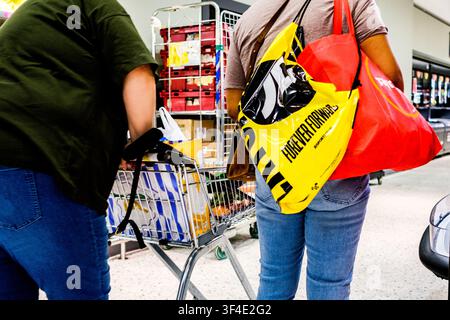 Londres UK, 25 juillet 2026, Gros plan de deux femmes anonymes faisant des courses, vue arrière, avec un chariot de supermarché Banque D'Images