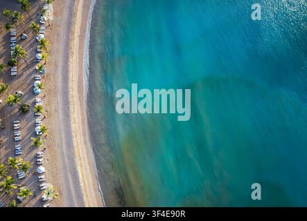 Vue aérienne de dessus de la magnifique plage de Carlisle Bay avec une mer émeraude et des palmiers à noix de coco, Antigua, Caraïbes, au moment du coucher du soleil Banque D'Images