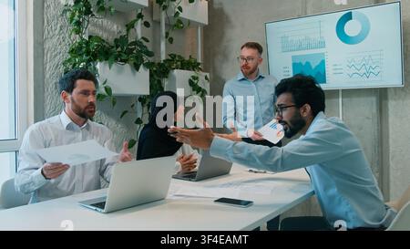 Équipe commerciale multiethnique diversifiée, hommes, femme d'affaires musulmane en hijab discutant des idées, réunion de bureau, analyse de stratégie, tableau interactif Banque D'Images