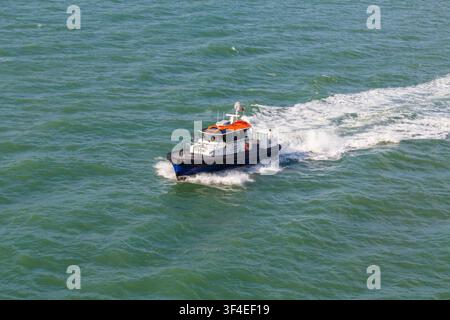 Bateau de patrouille Dover Pilot Harbour DHB Diligent à Dover, Kent, Royaume-Uni en juin Banque D'Images