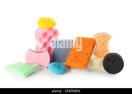 Assortiment d'éponges et de brosses de nettoyage colorées pour les tâches ménagères et le lave-vaisselle de cuisine, isolées sur un fond blanc Banque D'Images