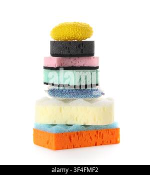 Pile d'éponges et de brosses de nettoyage colorées pour les tâches ménagères et le lavage de la vaisselle dans la cuisine, isolées sur un fond blanc Banque D'Images