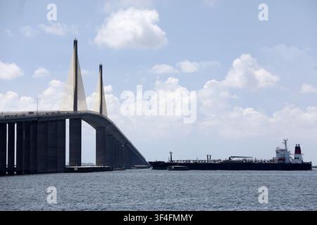 Un navire-citerne voyage vers l'est sous le pont Sunshine Skyway en route pour Port Tampa Bay à Saint-Pétersbourg, en Floride, le 21 juillet 2021. Le pont à haubans enjambe la baie de Tampa et constitue un point de repère majeur le long du corridor maritime reliant le golfe du Mexique à l'un des ports commerciaux les plus fréquentés de Floride. (Photo de Douglas R. Clifford/Tampa Bay Times/TNS/Sipa USA) Banque D'Images